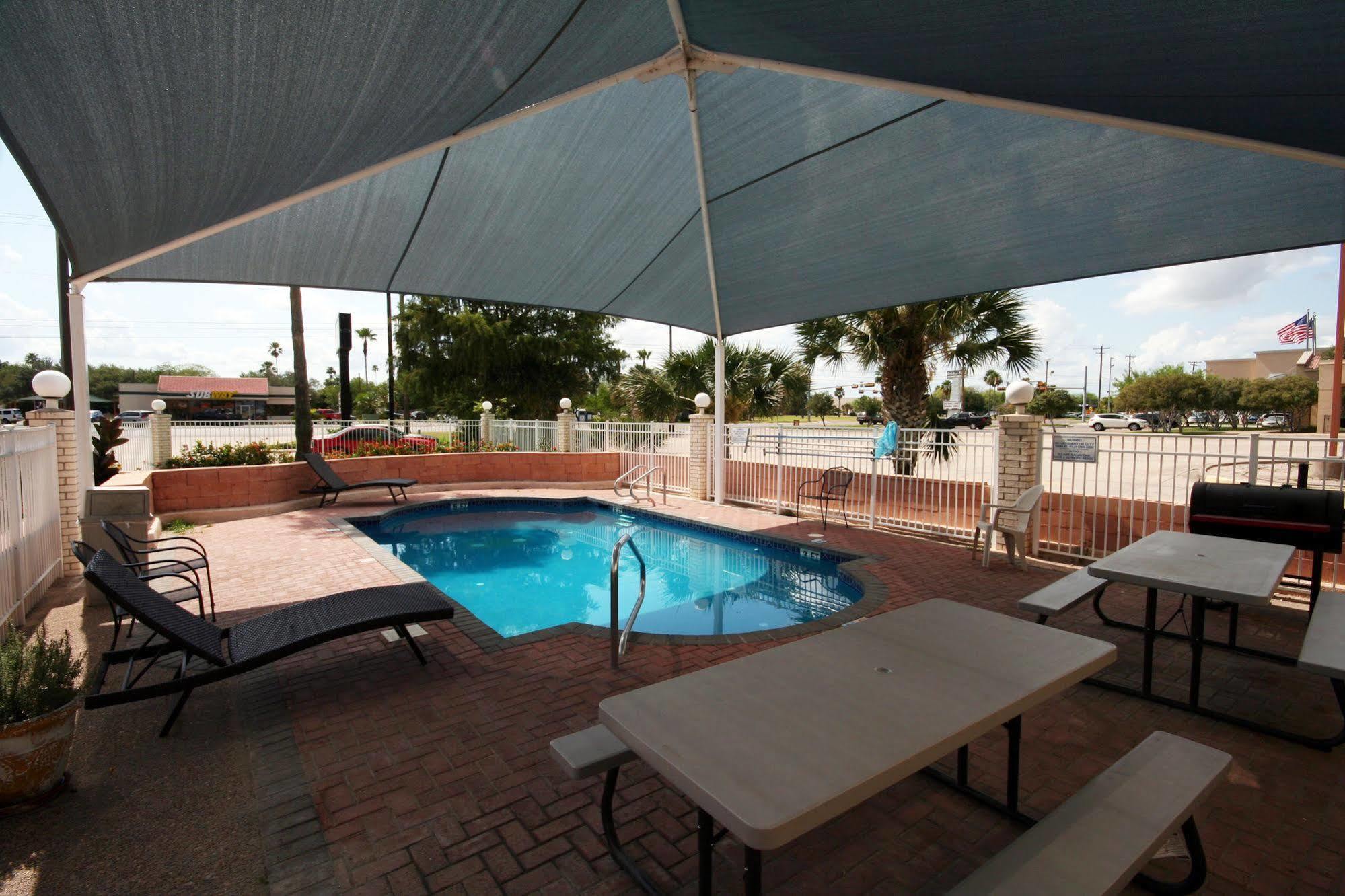 Edinburg Executive Inn ภายนอก รูปภาพ